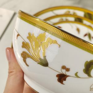 Juego de 5 Platos y Cucharas de Porcelana de Hueso con Diseño de Flores Doradas Nórdicas - Product Image 6