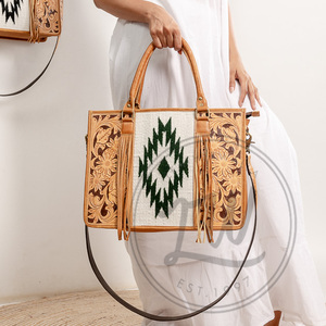 Sac fourre-tout en cuir de vachette véritable à tannage végétal tendance pour femmes avec bretelles amovibles sculptées à la main - Product Image 2