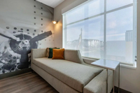 Set Perabot Kamar Tidur Hotel Modern Kayu Solid Kustom Langsung dari Pabrik untuk Apartemen Proyek Perhotelan Bintang 5 Suite OEM/ODM