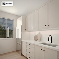Armoires de cuisine sur mesure en chêne blanc, design Shaker, aménagement en U, tiroirs à fermeture amortie, dimensions personnalisées et livraison en kit.