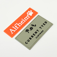 Étiquettes en PVC de luxe en gros pour usine, logo de marque personnalisé, patchs en caoutchouc de silicone 3D gaufrés, forme personnalisée, multi-usages, motif floral