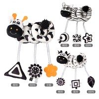 Vente en gros Jouets enveloppants populaires pour berceau de bébé avec cloches Jouets enveloppants pour berceau en noir et blanc Jouet pour bébé Chaîne enveloppante