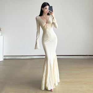 เดรสยาวทรงเมอร์เมด ผ้าลูกไม้ปะติด คอวี แขนยาว ทรงเข้ารูป ช่วยเก็บทรงอกและกระชับเอว ดีไซน์หรูหรา - Product Image 5