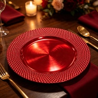 Assiette de présentation ronde en plastique rouge de 13 pouces avec bordure perlée et gaufrée, décorative, pour la mise en table de mariages, banquets et fêtes
