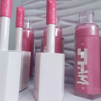 Modèle géant de gloss à lèvres pour présentoir de marque cosmétique, sculpture personnalisée en résine transparente colorée