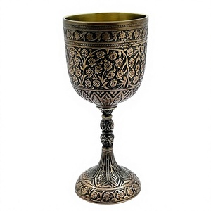 Gobelet à vin en métal argenté de style antique avec gravure botanique dense, détails en relief noircis et ornements - Product Image 1