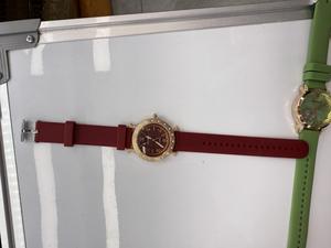 Orologio da Infermiera con Cinturino in Gomma e Metallo, Cassa Rotonda da 30mm, Movimento al Quarzo, Cinturino in Silicone Rosso, Resistente all'Acqua, Stile alla Moda - Product Image 1