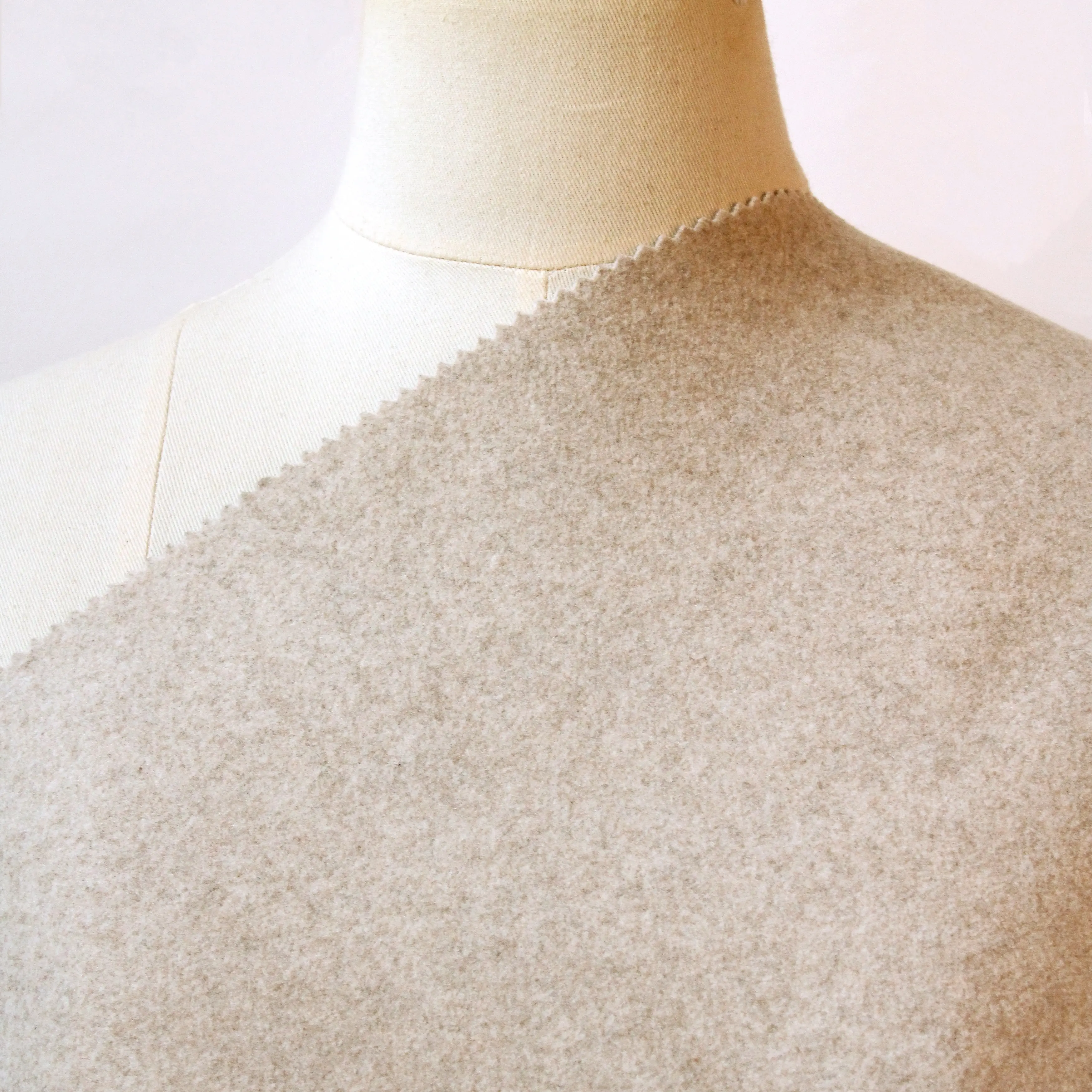 Échantillon gratuit En Stock Pas Cher Prix Textile Usine 100% Polyester Aiguille Feutrage Tricoté Tissu pour Manteau Costume Veste
