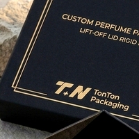 Boîte à parfum rigide noire de luxe personnalisée en deux parties avec couvercle amovible et insert ajusté pour présentation