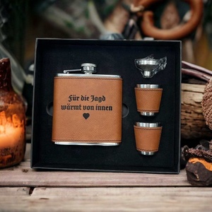 Petaca de cuero sintético de 6oz, regalo de padrino de boda, conjunto de Petaca de cuero personalizado con vasos de chupito y embudo - Product Image 3