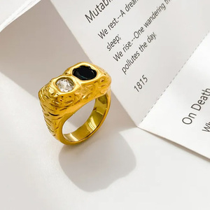 Anello Robusto in Acciaio Inossidabile di Alta Qualità con Finitura Martellata, Placcato in Oro 18K, con Doppio Zircone Cubico Bianco e Nero - Product Image 2