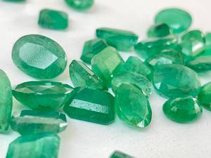 ล็อตรวมมรกตแซมเบียธรรมชาติหินพลอยหลวกลูกบาศก์ทรงรีเจียระไนแท้มรกตสีเขียวสำหรับงานประดิษฐ์เครื่องประดับขายส่ง - Product Image 3