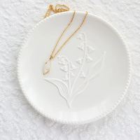 Service de vaisselle en céramique avec motif de muguet en relief européen, assiettes blanches en relief faites à la main pour les événements de mariage