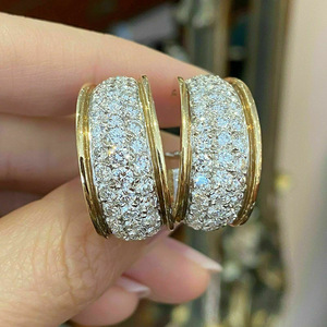 Eleganti Orecchini a Cerchio con Pavé per Donne, Gioielli di Lusso alla Moda - Product Image 1