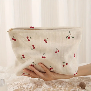 Pochette de rangement en velours côtelé à imprimé cerises - Trousse de toilette légère et portable - Product Image 1