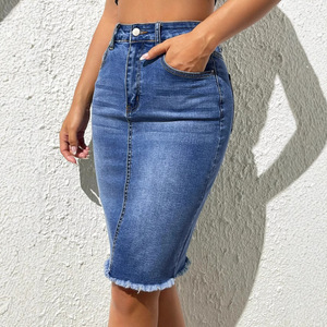 Jupe midi en jean avec taille haute élastiquée et bords polis, jupe décontractée et confortable pour femme - Product Image 2