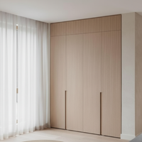 Armoire moderne en bois de taille idéale avec panneaux mélaminés pour chambre à coucher
