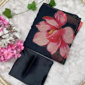 ผ้าส่าหรีพิมพ์ลายดอกไม้ดิจิทัลเนื้อนุ่มเบาสบายสำหรับผู้หญิง พร้อมขอบปักลายฉลุและเสื้อคลุม ราคาขายส่งโดยรอยัลเอ็กซ์พอร์ต - Product Image 4