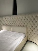 Lit King Size Moderne de Luxe Style Royal Européen, Tissu Velours Rembourré, Capitonnage Boutonné, Large et Haut, Cadre en Chêne Durable