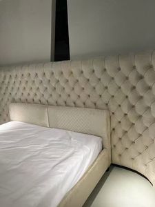 Juego de Muebles de Dormitorio Modernos y Lujosos, Cama Doble con Cabecera Ancha y Acolchada con Botones, Cama King Size - Product Image 5