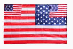 En el Día de la Independencia, el portador de la bandera en el Jardín de la Bandera agitó la bandera de la capa con estrellas y rayas. - Product Image 4