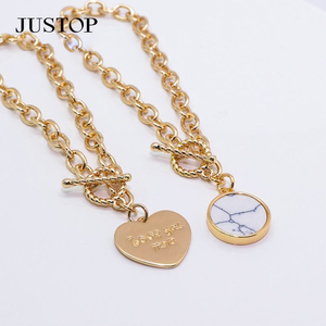 Pulsera de latón chapado en oro para mujer, moderna, con dijes, ágata, ecológica, geométrica, cierre OT, colgante de corazón grabado, textura rugosa - Product Image 1
