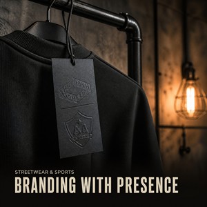 Étiquettes personnalisées noires pour vêtements, en carton épais 800 g/m², avec vernis sélectif UV et gaufrage mat, pour l'habillement et le streetwear - Product Image 4