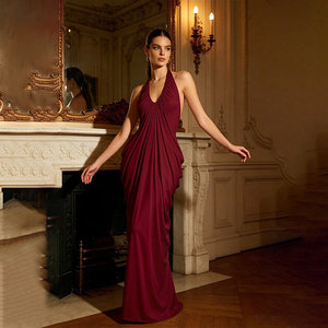 Superbe robe moulante mi-longue en velours pour femme, à épaules dénudées et fente latérale, idéale pour les soirées chics en boîte de nuit ou les dîners. - Product Image 3