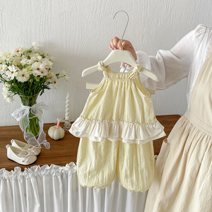 Nouvel ensemble deux pièces d'été tendance pour bébé : gilet simple à volants et pantalon décontracté en coton anti-moustiques, idéal pour toutes les occasions. - Product Image 1