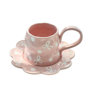 แก้วกาแฟเซรามิกทรงไม่สมมาตรทำมือสุดหรู พร้อมจานรอง แก้วมัคสีชมพูลายโบว์สไตล์สาวหวานเพ้นท์มือ - Product Image 1