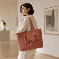Sac fourre-tout tricoté avec logo personnalisé pour assortiments de boutiques de marque, silhouette rectangulaire et longues poignées d'épaule