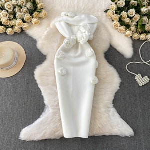 Abito da sera da donna di alta gamma con fiori tridimensionali, senza spalline, slim fit, lungo e aderente sui fianchi - Product Image 4