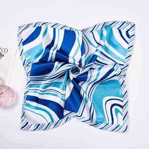 Foulard carré personnalisé pour femme grande taille 90x90cm en satin de soie pure, imprimé numérique, pour cheveux, Ethicon Soie, en coton, rayonne et polyester - Product Image 1