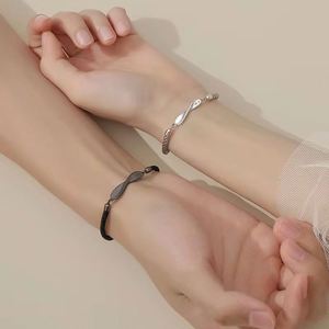 Pulsera de Pareja Mobius con Colgante, Brazalete para Parejas, Regalo de San Valentín para Mujer y Hombre, Brazalete Romántico con Dije de Estrella, Brazalete para Enamorados - Product Image 5