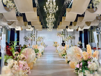 Drapé de plafond personnalisé pour mariage avec design assorti au lustre, décoration de scène pour salle de banquet de mariage et événements