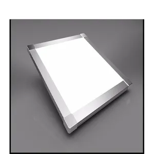 LEDパネル光学カバーボードは、カスタム形状の透明アクリルLGP導光板のサイズにカットされています