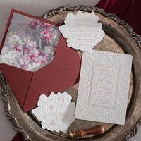 Invitation de mariage personnalisée en papier fait main à bords festonnés, avec ruban blanc et sceau de cire doré, imprimée en typographie