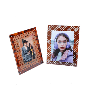 Cadre <span class=keywords><strong>photo</strong></span> magnétique flottant en <span class=keywords><strong>acrylique</strong></span>, finition irisée et couleurs multiples, support intégré, OEM/ODM pour photos 3,5x5, 4x6, 5x7 - Product Image 5