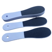 Râpe à pieds double face en plastique, grain 120/180, outil de pédicure à long manche, grattoir durable pour callosités, éliminateur de peaux sèches et épaisses pour pieds gercés