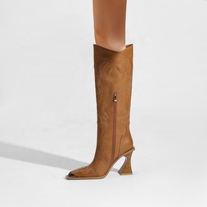 מגפי ברך בסגנון מערבי לסתיו ולקיץ לנשים, בצבע חום בהתאמה אישית, עם עקב מעוצב, קצה מרובע ממתכת ותכונת הגבהה. - Product Image 2