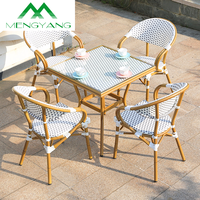Meubles de terrasse de restaurant bistrot en rotin d'extérieur, style français, table et chaises de salle à manger d'extérieur, chaise de bistrot de jardin