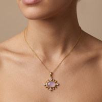 Pendentif ovale en calcédoine rose avec accents de quartz opalite, laiton massif plaqué or 18 carats, collier chaîne fait main pour femme