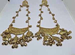 Pendientes Colgantes Chandbali Tradicionales de Lujo Chapados en Oro con Dijes de Ghungroo y Hojas, Pendientes Étnicos de Declaración para Mujer - Product Image 3