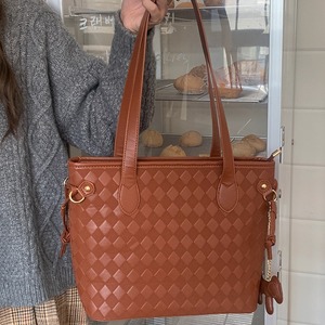 Sac à bandoulière pour femme grande capacité, motif à carreaux blanc et marron, fermeture éclair, détail chaîne, usage quotidien - Product Image 4