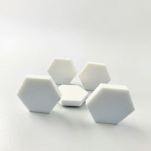 Bon résistant aux chocs et à la compression 99% Al2O3 alumine carreaux hexagonaux en céramique plaques de céramique de protection à haute carrosserie - Product Image 1