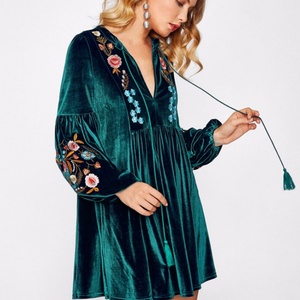 สินค้าใหม่ชุดเดรสกำมะหยี่แขนยาวปักลายสำหรับผู้หญิง - Product Image 2