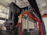 Machine de soufflage de bouteilles PET entièrement automatique à 9 cavités, contrôlée par PLC, pour la production de bouteilles d'eau minérale, de boissons et de jus