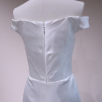 Robe de mariée classique coupe évasée, col en V, satin froncé diagonal, style sirène/trompette, dos nu, traîne chapelle, couleur personnalisée