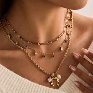 Collier pendentif fer à cheval en acier inoxydable plaqué or 18 carats avec pierres précieuses multicolores et perle, bijou cadeau pour usage quotidien - Product Image 2