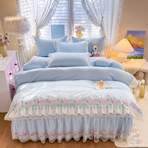 Set Copripiumino e Lenzuola in Microfibra Stile Coreano con Pizzo Jacquard, Ricamo Azzurro e Orlo a Balze - Product Image 1